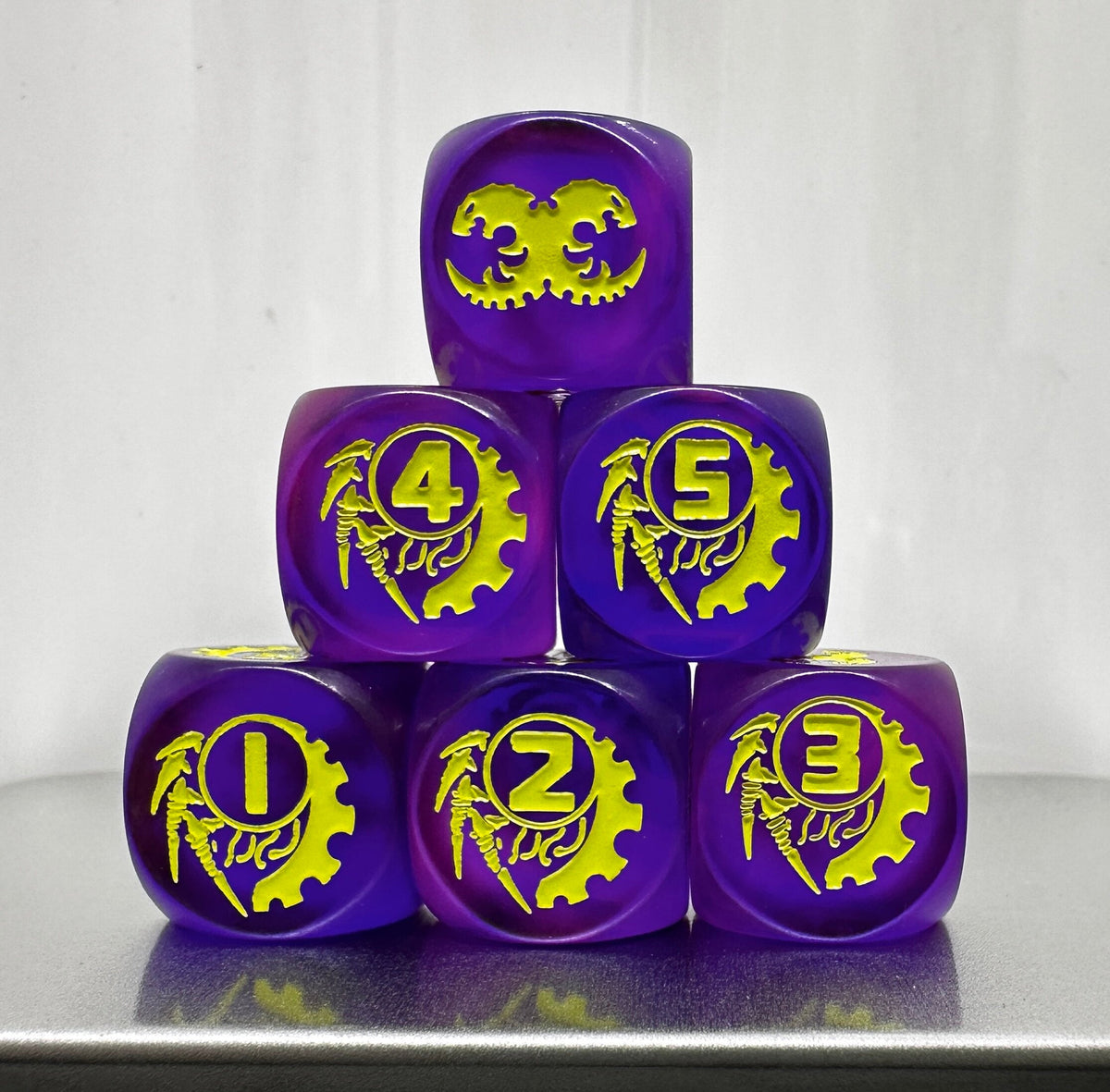 Acrylic D6 Dice – 40k Tyranid – Warhammer 40K Tyranid Purple Transparent Acrylic D6 Dice — Hand-Held Close-Up Under UV