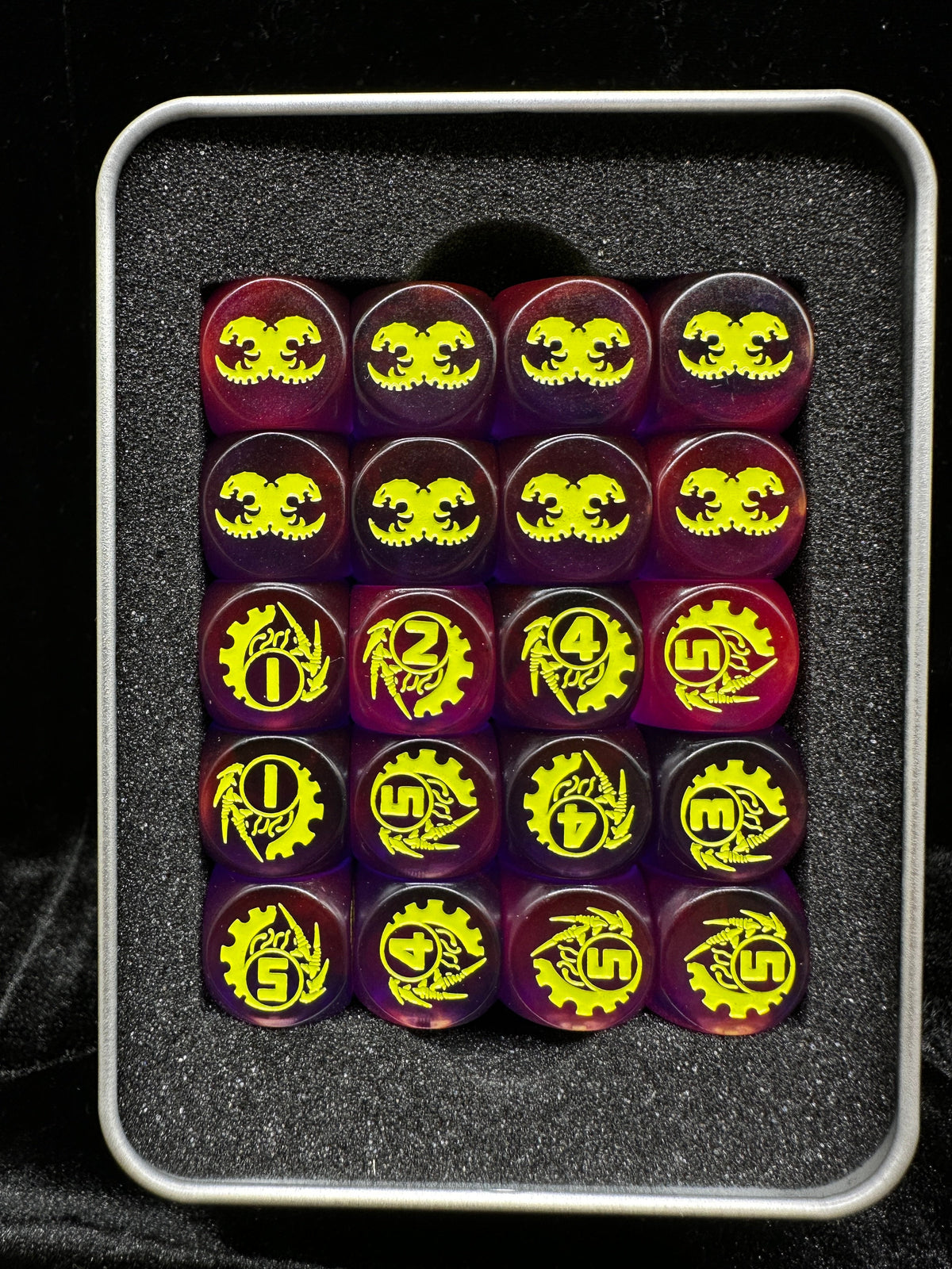 Acrylic D6 Dice – 40k Tyranid – Warhammer 40K Tyranid Purple Transparent Acrylic D6 Dice Set of 20 — Top View in Open