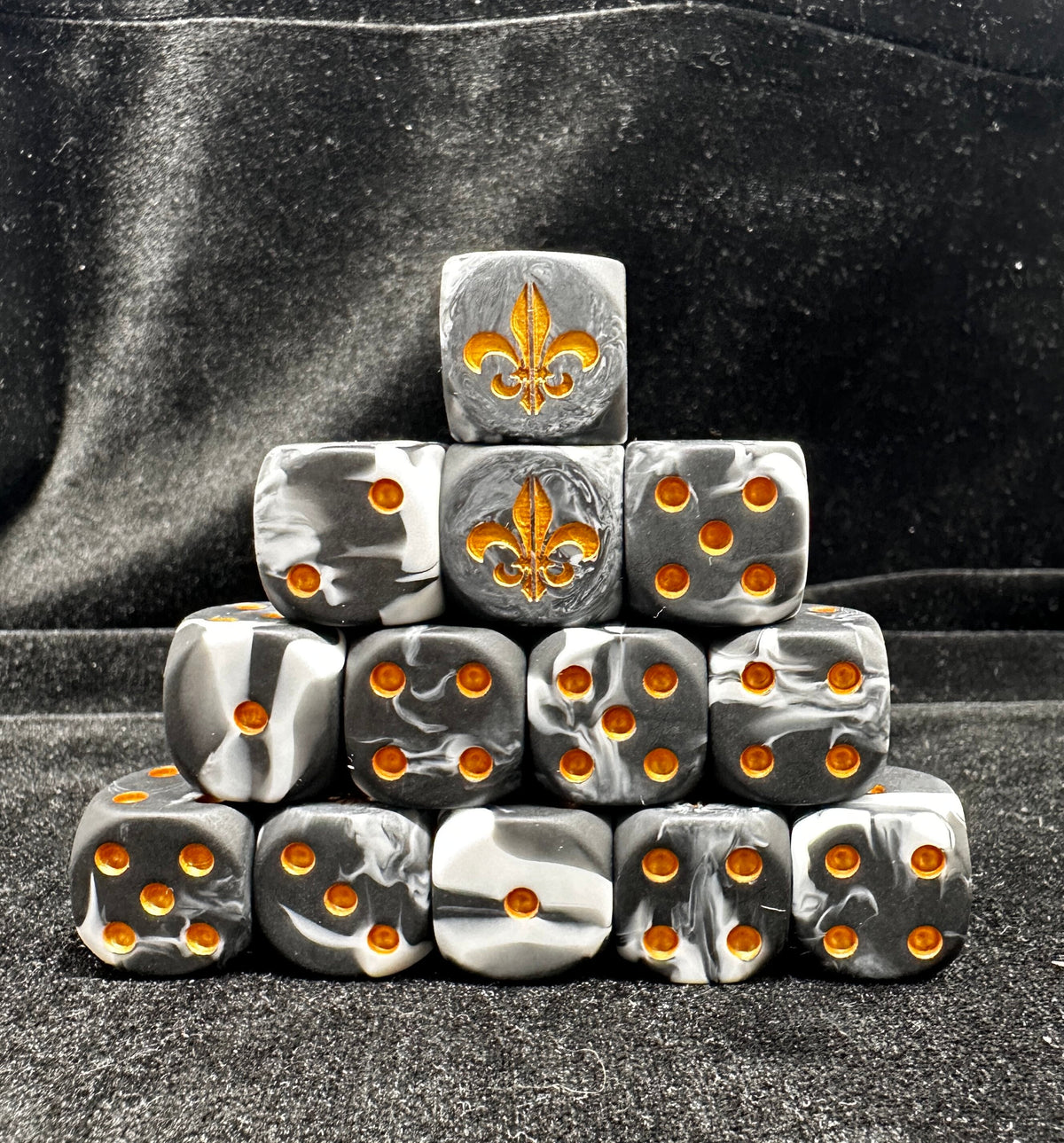 Acrylic D6 Dice – Battle Fleur – Warhammer 40K Battle Fleur-de-lis Black & White Swirl Acrylic D6 Dice — Pyramid Stack