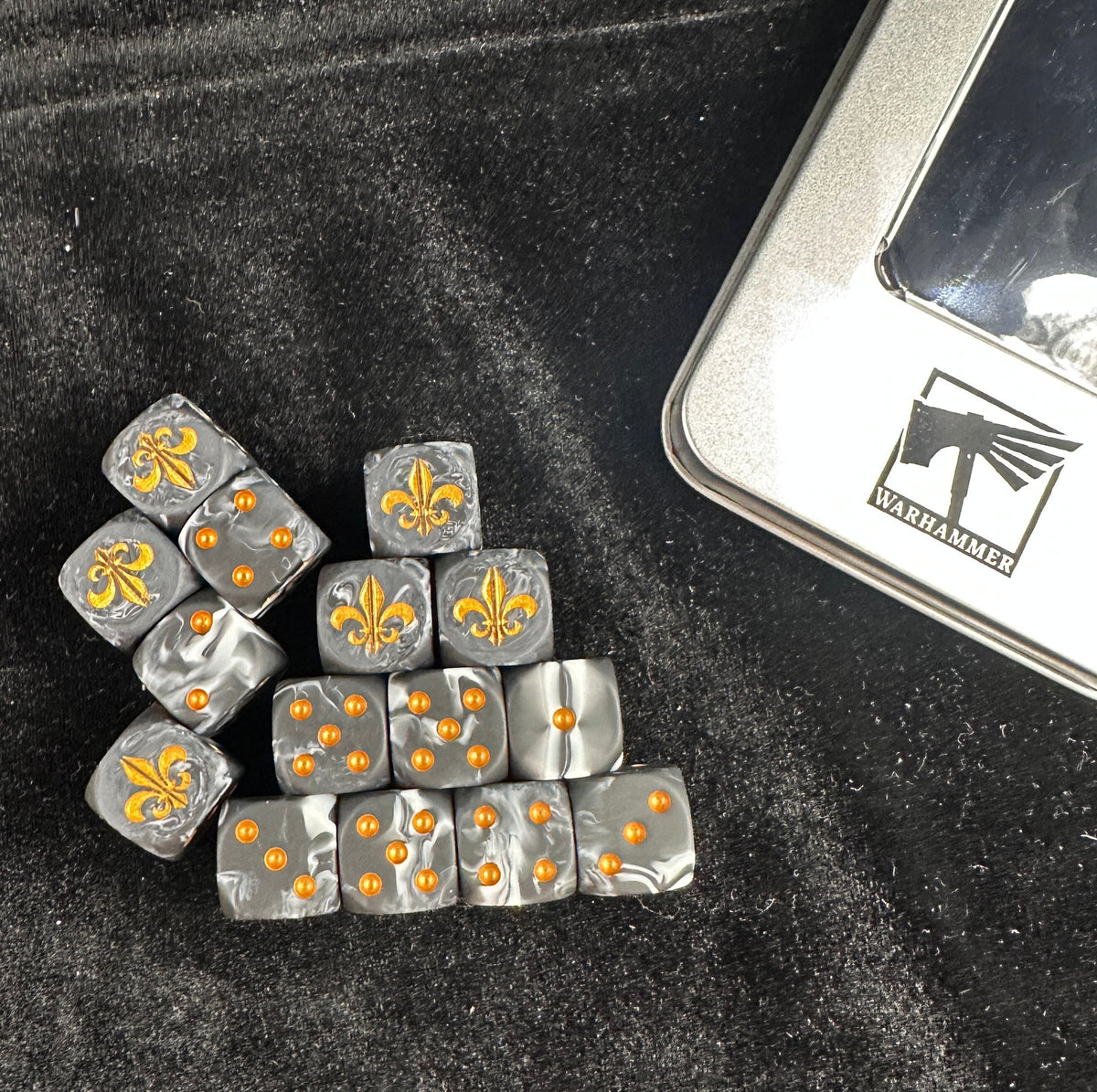 Acrylic D6 Dice – Battle Fleur – Warhammer 40K Battle Fleur-de-lis Black & White Swirl Acrylic D6 Dice — Pyramid Stack