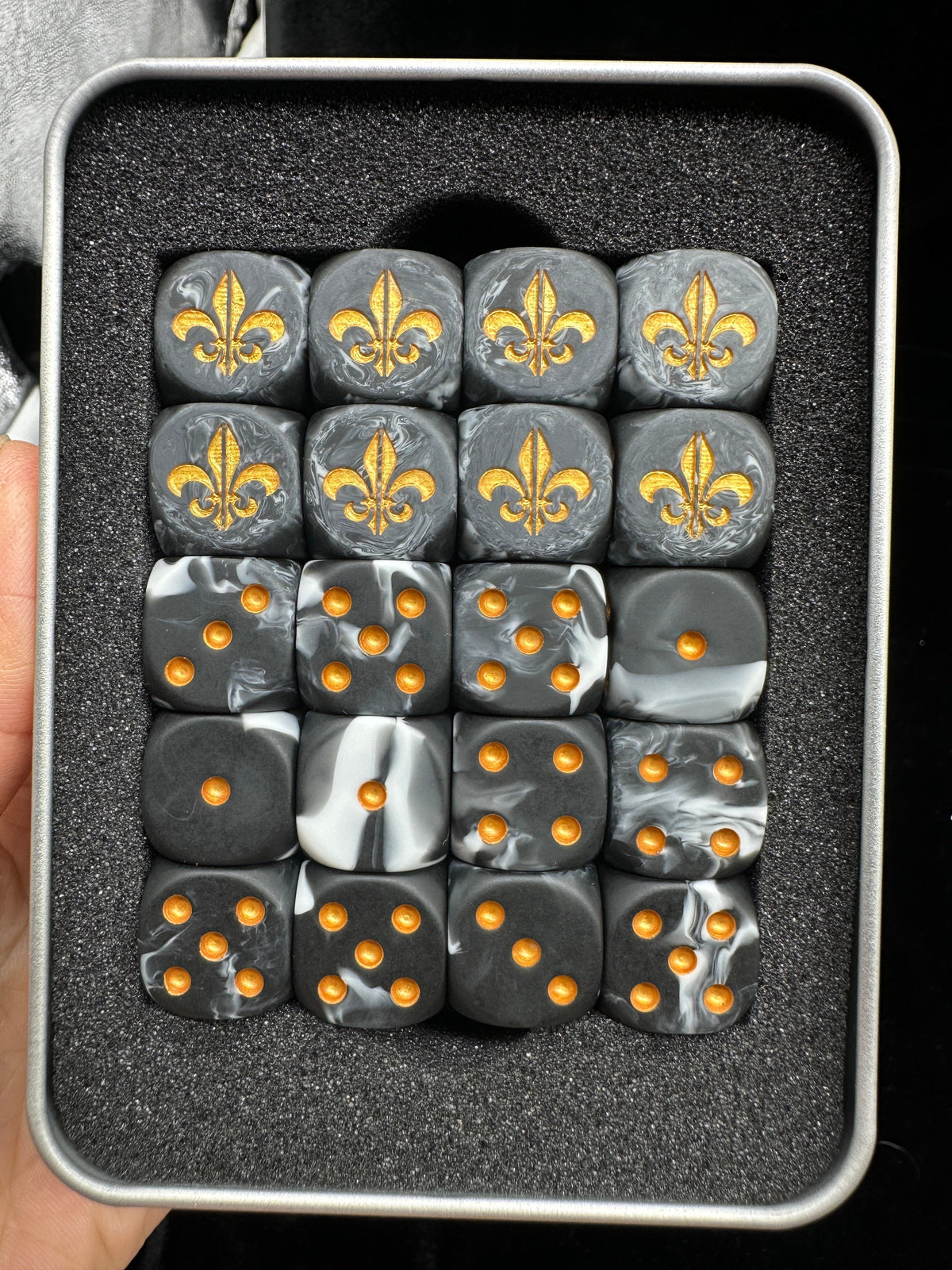 Acrylic D6 Dice – Battle Fleur – Warhammer 40K Battle Fleur-de-lis Black & White Swirl Acrylic D6 Dice — Hand Size