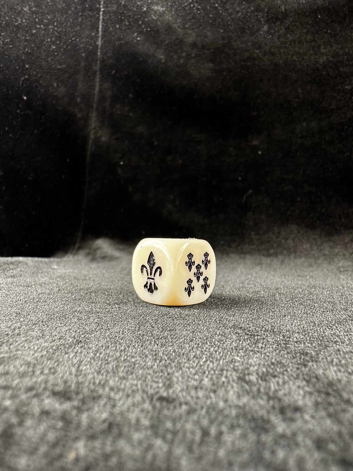 Acrylic D6 Dice – Lis Off – alternate product view