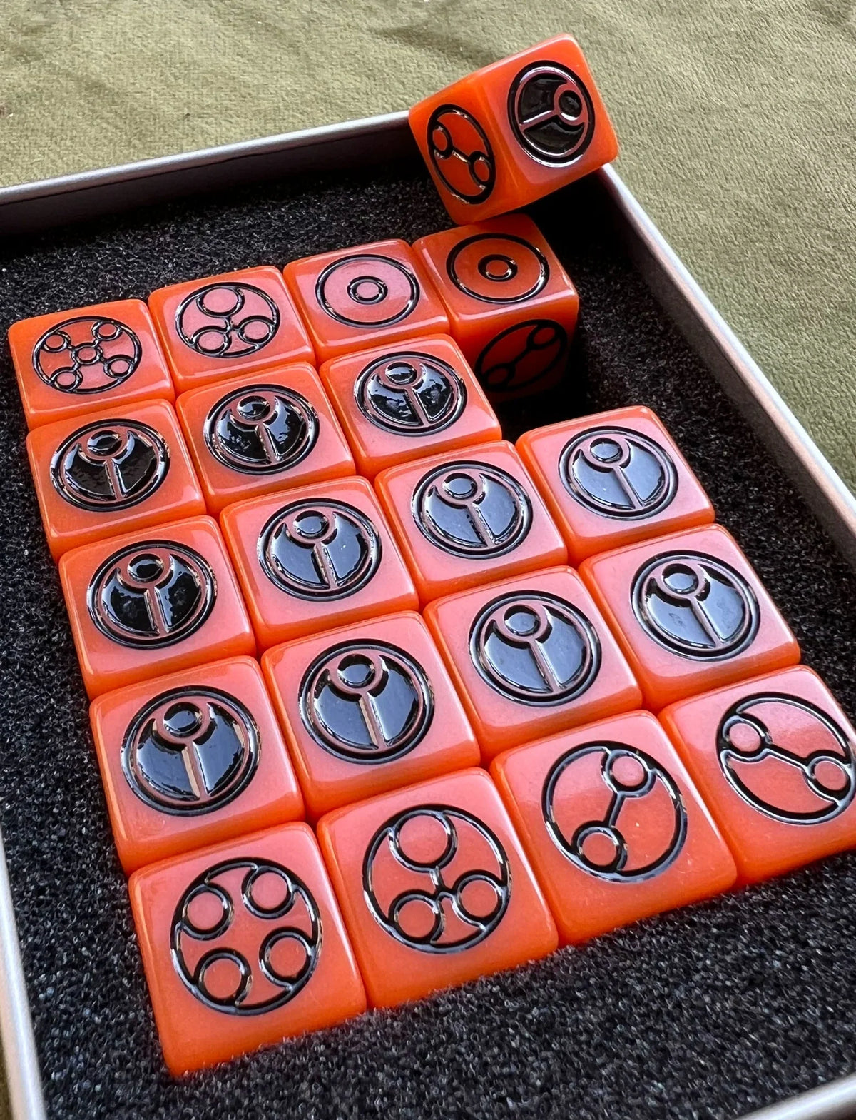 D6 Dice – Bright Orange – Warhammer Game: Warhammer 30k Dice Custom Warhammer 40k Titanium Empire 20-piece Equipped