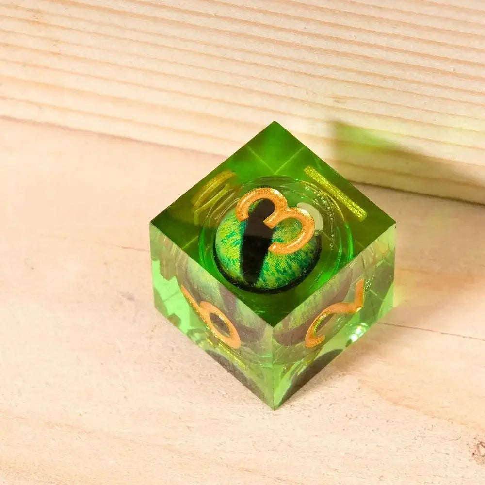Dragon Liquid Core Liquid Core Dice Set – Eye – Personalized Design 2 – Sharp-edged green resin dragon eye core DND D20