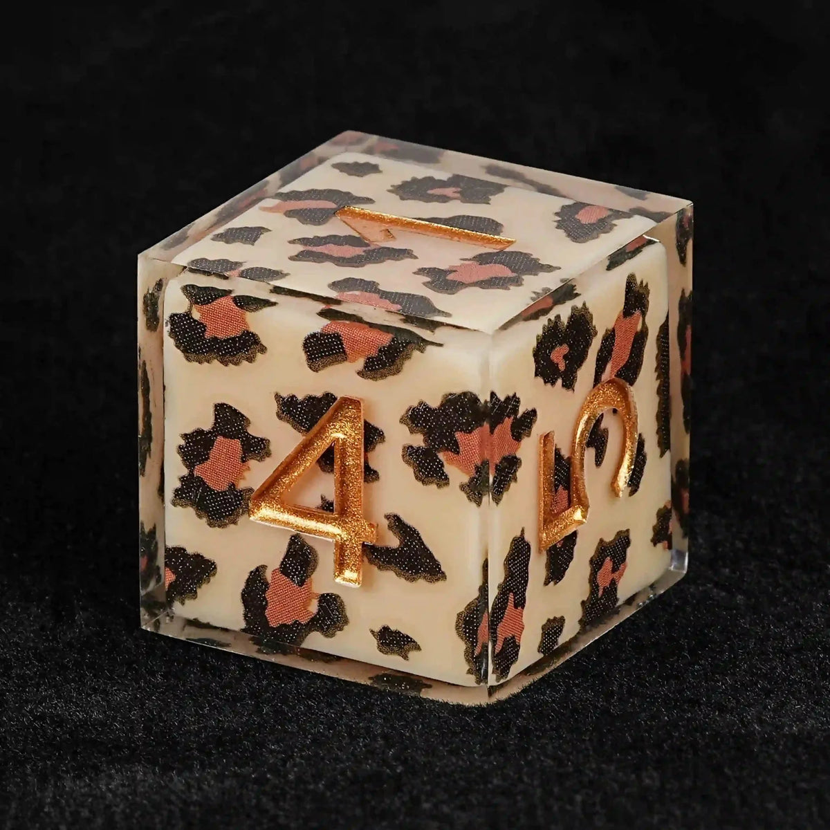 Fashionable Leopard Resin DND Dice Set – Light yellow leopard print transparent resin polyhedron DND dice set