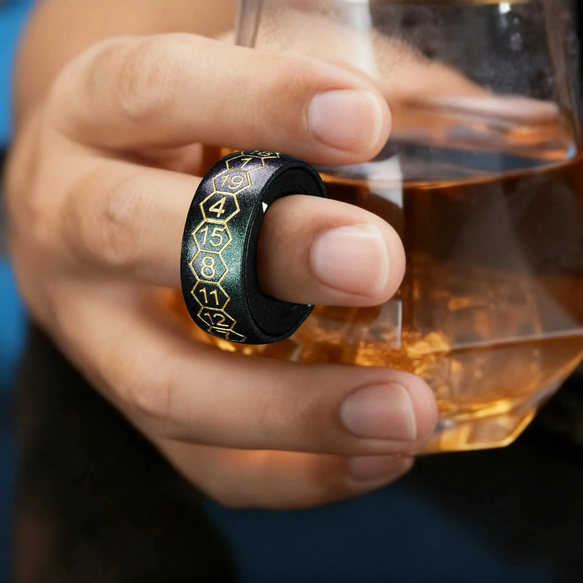 Fingertip Ring Metal Spinner Dice Set – A cool gradient green metallic D20 dice ring that spins on your fingertip