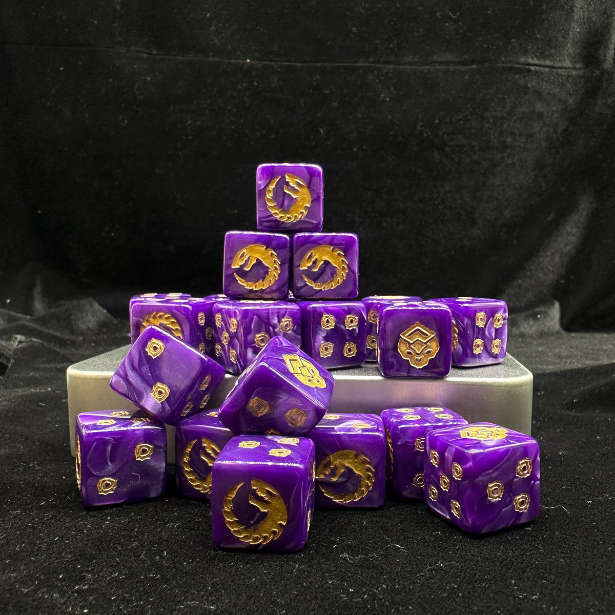 Acrylic D6 Dice – Ouroboros Pearl – Genestealer Cults Ouroboros D6 Dice Set of 20 — Purple Pearl Pyramid Display