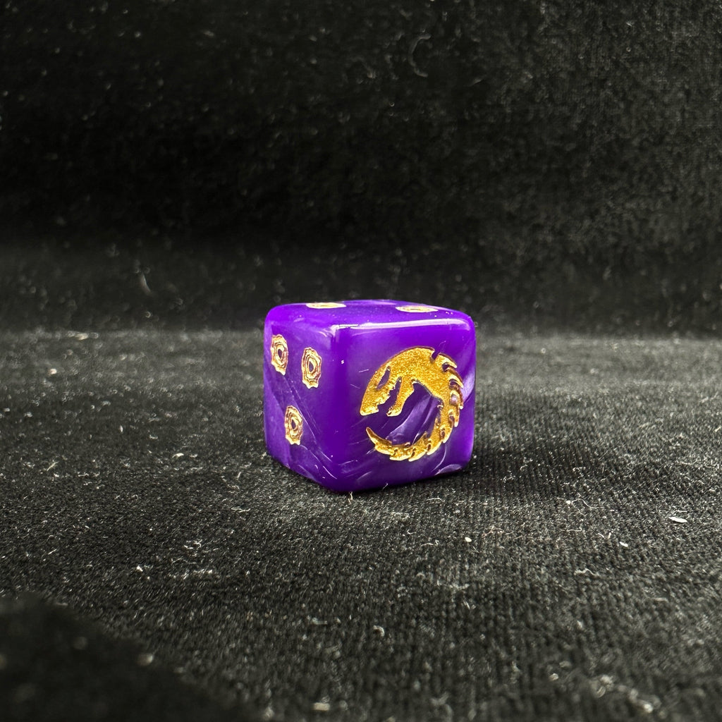 Acrylic D6 Dice – Ouroboros Pearl – Genestealer Cults Ouroboros D6 Dice — Single Die Close-Up Showing Gold Ouroboros