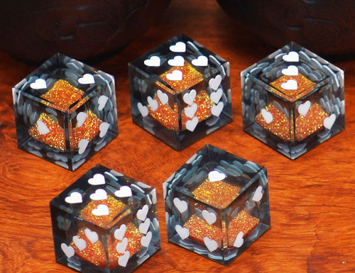Heart Resin D6 Dice – Glitter – Quicksand 18mm