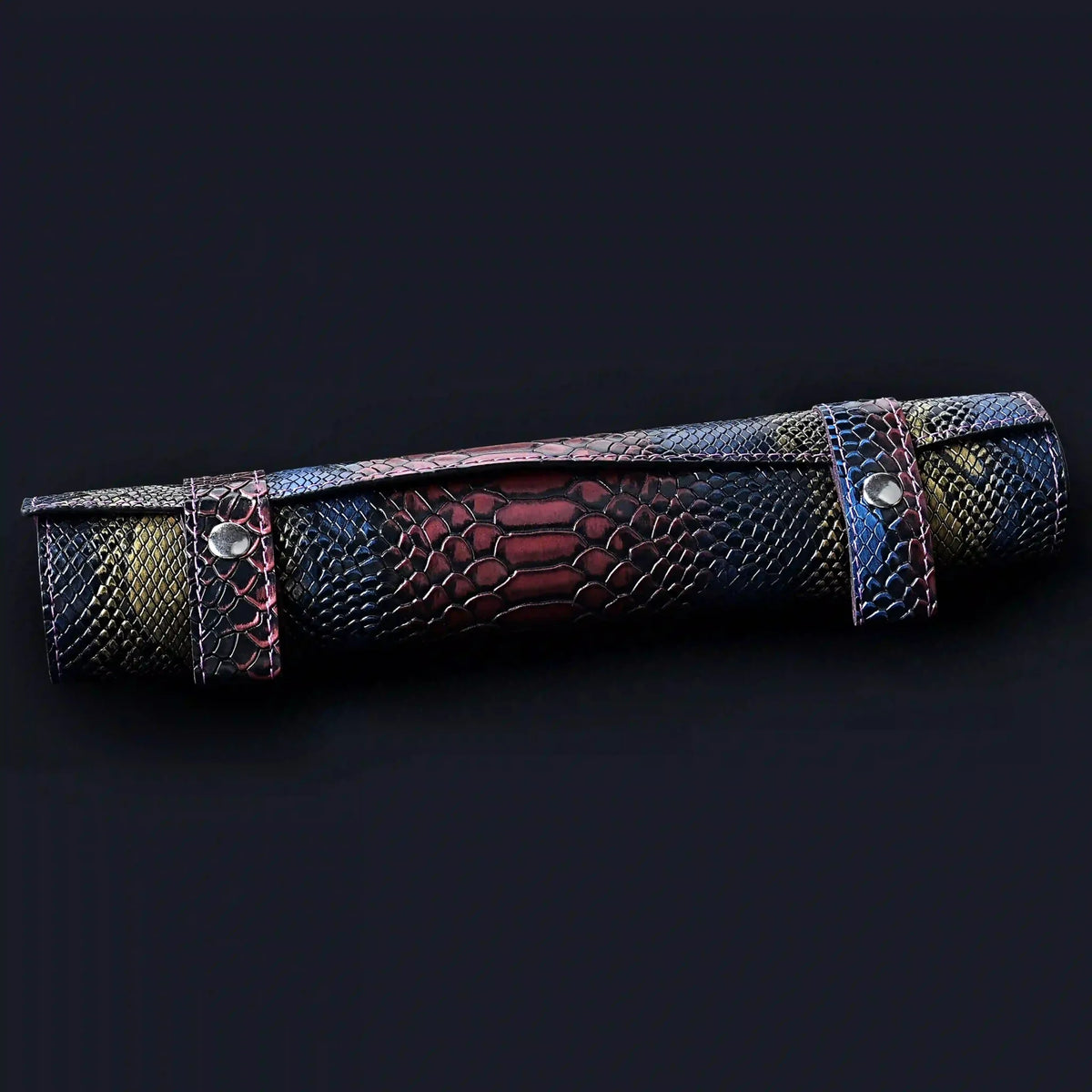 Integrated Pad Dice Tray – Leather – This snakeskin-style leather dice mat, tray, and reel zippered dice bag features