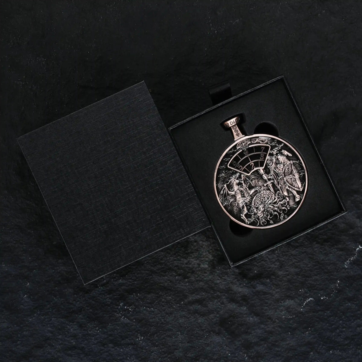 Pocket Watch Metal Spinner Dice Set – The unique 7-in-1 copper DND spinning dice pocket watch comes with a black