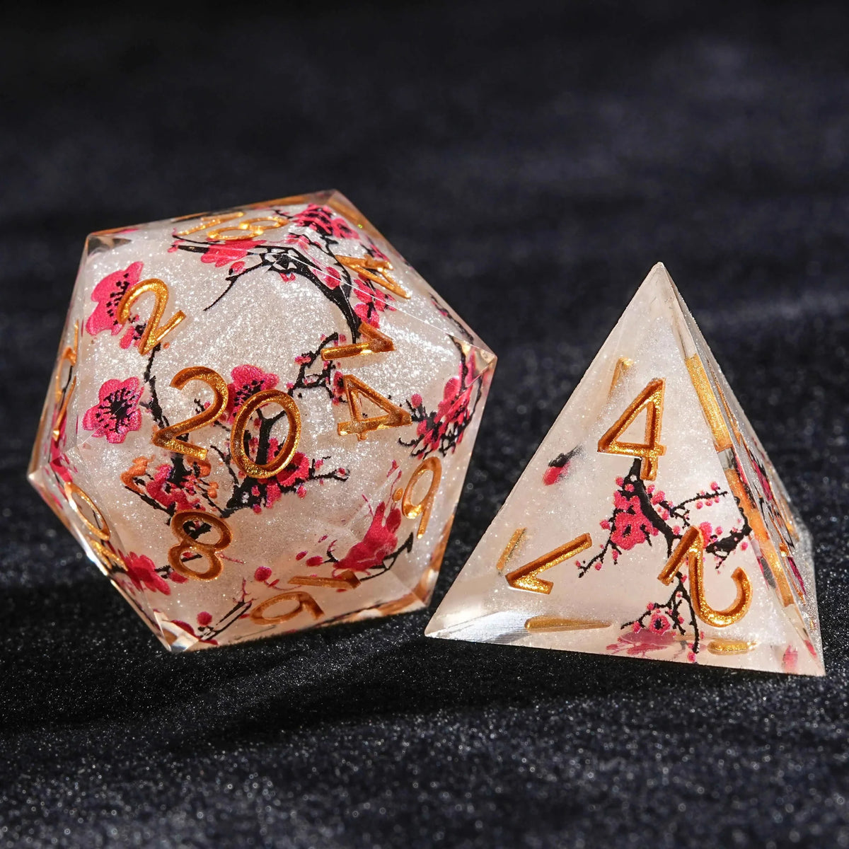 Plum Blossom Resin Sharp Edge Dice Set – Gold Numbers – Snow-white resin red plum blossom DND D20 dice and D4 dice with