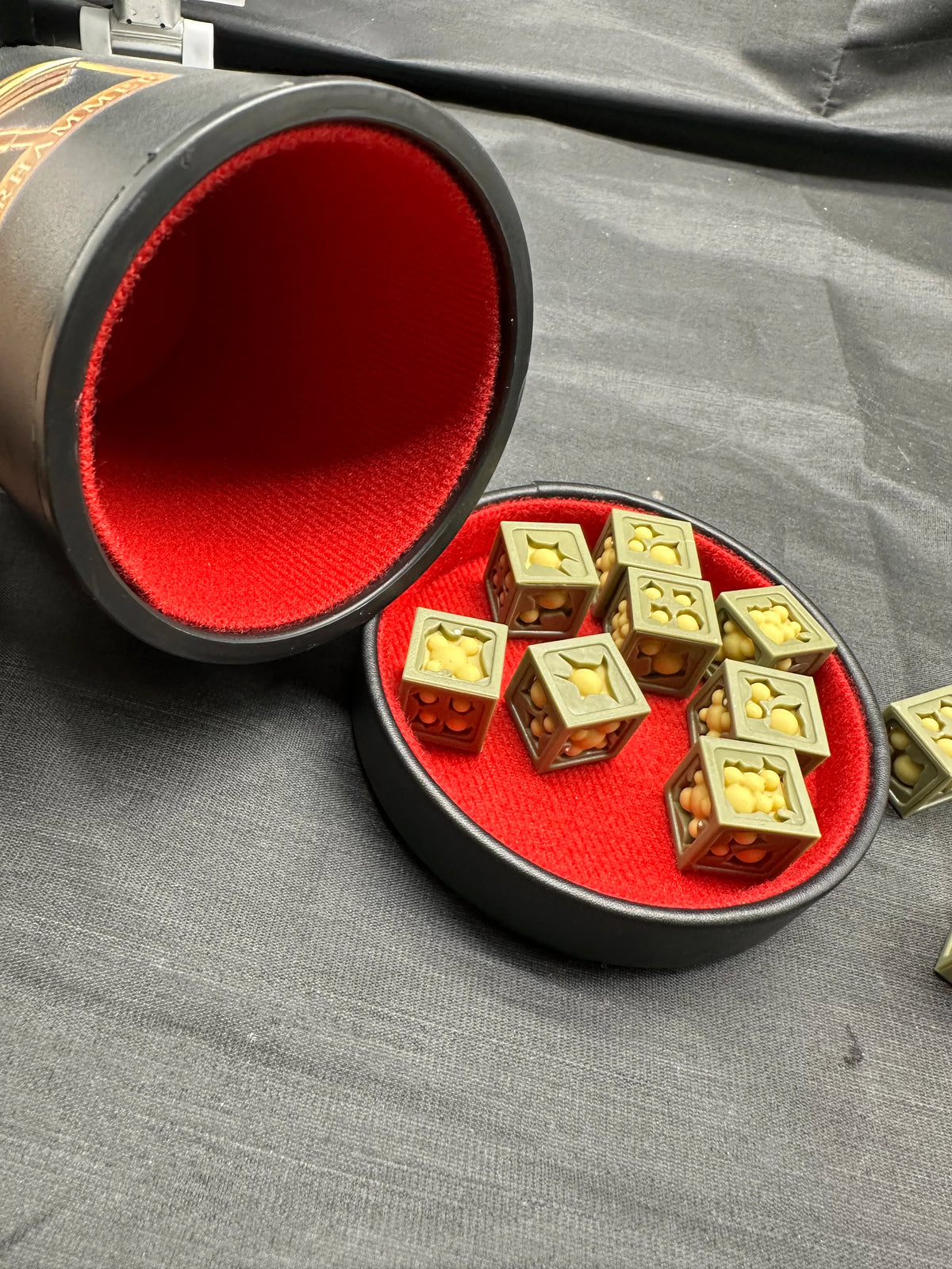 Warhammer 40K Dice Box – Leather – Warhammer 40k Dice Shaker AOS Leather-Faced Dice Shaker Storage Fairness Inner
