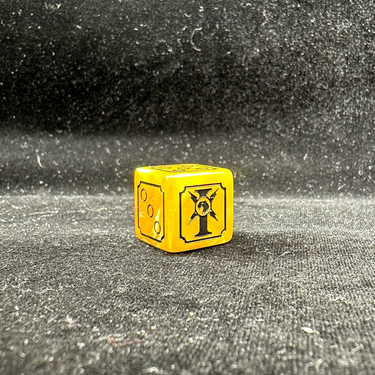 Acrylic D6 Dice – Swirl Pearlescent – Warhammer 40K Imperial Guard Yellow Acrylic D6 Dice — Single Die Close-Up Showing