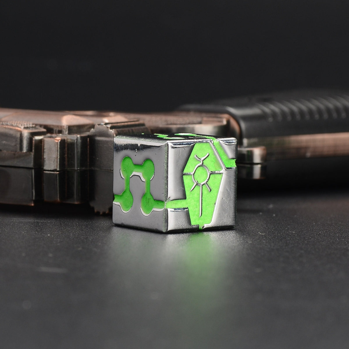 Metal D6 Dice – Necron Fluorescent – Warhammer 40K Necron-Themed Green Fluorescent D6 Dice side angle display with dark