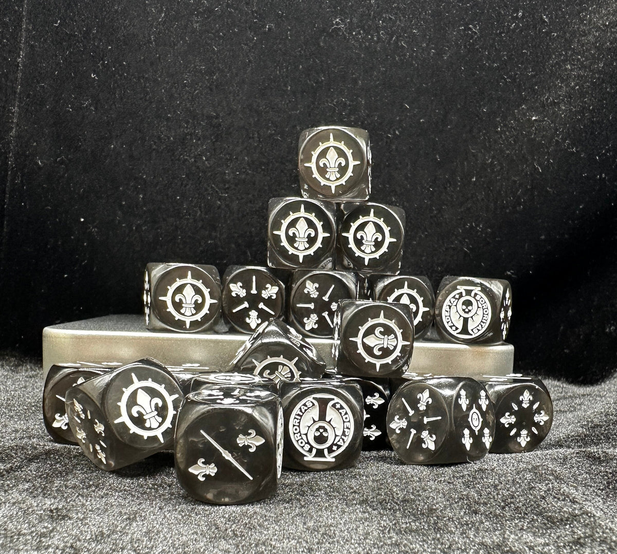 Acrylic D6 Dice – Sisters Battle – Warhammer 40K Sisters of Battle Acrylic D6 Dice Set of 20 — Scattered Display with